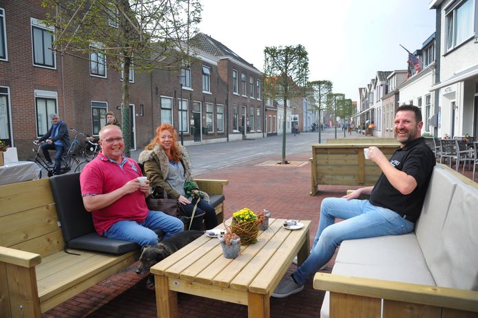 Arjan Maljaars (l) geniet samen met Marja Davidse en Elwin Geerse van de vernieuwde Dorpsstraat.