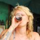 Dit is waarom je sneller dronken bent van drank gemixt met cola light