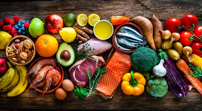 Fruit, groente, vis en vlees. Veel voeding van de Mediterrane eetwijze maken je blijer, zegt psycholoog Laura Joosten.