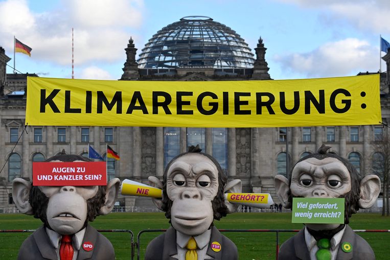 Protest van Greenpeace in Berlijn. Het Duitse klimaatbeleid omvat waarschijnlijk een nieuw ‘superministerie’, met als mogelijke naam ‘Klimaat en Energie’, Beeld AFP