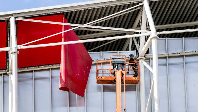 Sloper staat klaar om puin te ruimen in AZ-stadion