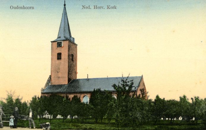 De kerk van Oudenhoorn circa 1910, enkele jaren voordat de brand het gebedshuis verwoestte. Er werd een nieuwe kerk teruggebouwd. Het is zaterdag precies honderd jaar geleden dat die door de dorpelingen in gebruik werd genomen.