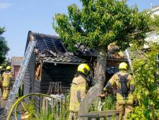 Brandweer rukt uit voor uitslaande brand in schuurtje in Molenaarsgraaf