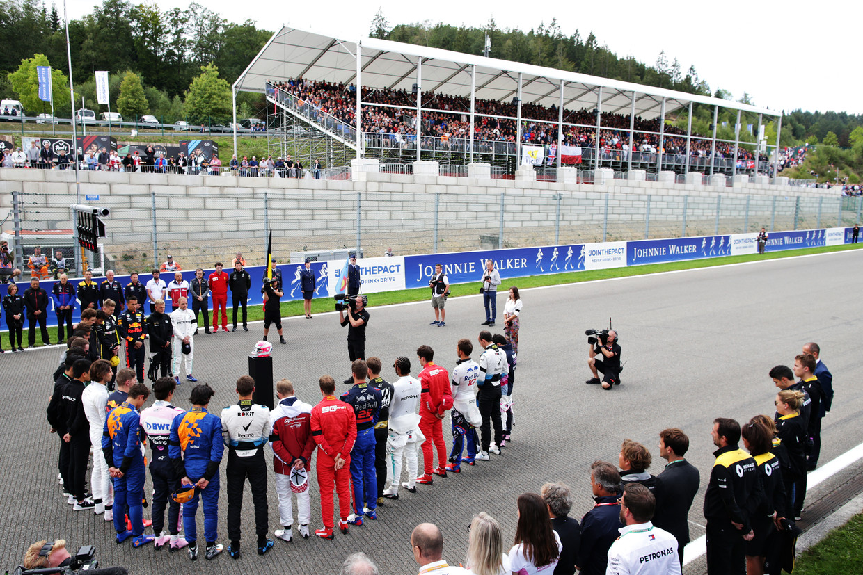 Formule1-coureurs tijdens de minuut stilte. Beeld Getty Images