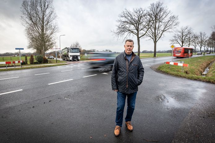 Fons Maathuis bij het kruispunt in Rossum waar het maandagavond, niet voor het eerst, misging. Hij stelt vragen aan het college, in de hoop ongevallen in de toekomst te voorkomen.