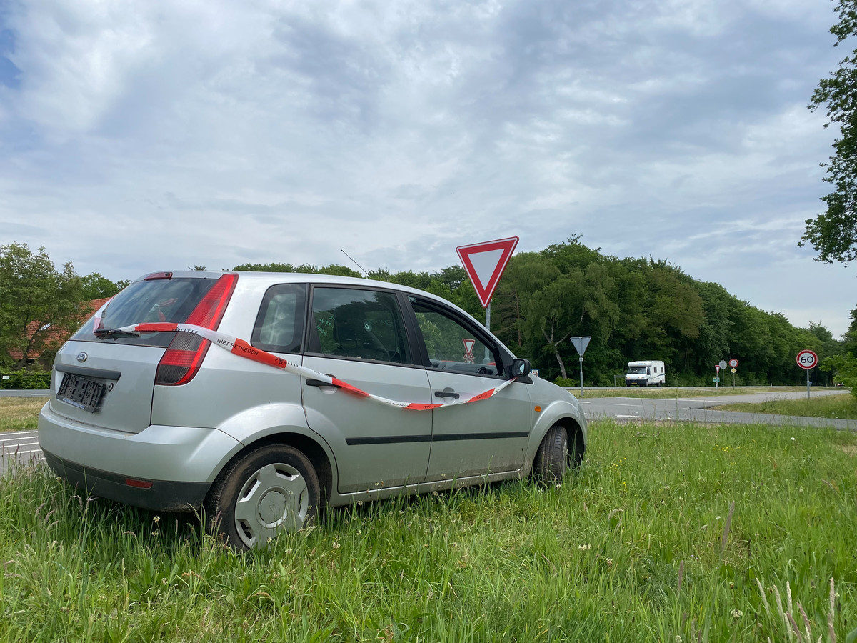 Wat doet deze auto met ingeslagen ruit langs de weg bij Lochem? ‘Het
