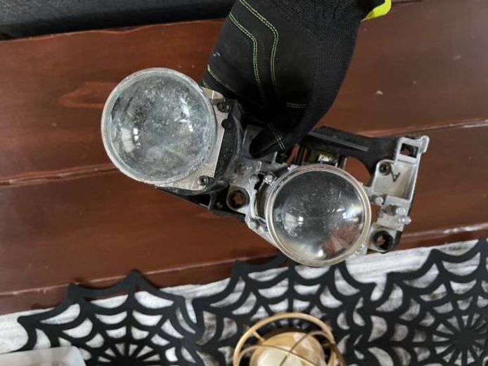 Parte del faro della Porsche contro cui si è schiantato Paul Walker.