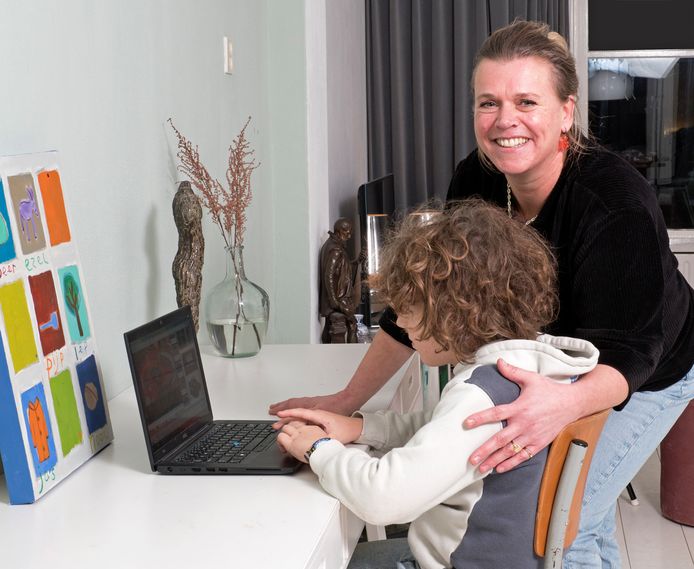 Moeder Joyce Vlamings en haar zoon Pepijn, die jarenlang gebukt ging onder selectief mutisme. ,,Ik voelde de mensen kijken als we ergens binnenkwamen; ik had het gevoel dat ik me altijd moest verantwoorden'.''