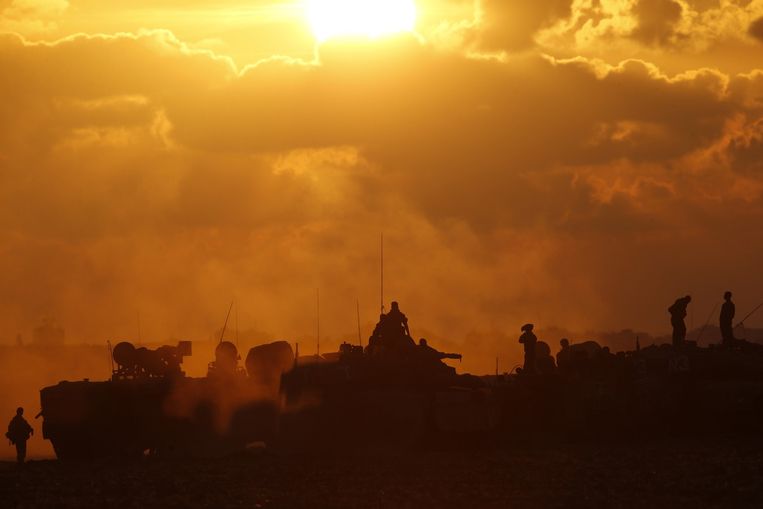 Israëlische militairen staan op tanks. Beeld reuters