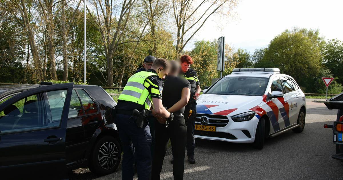 Politie slaat agressieve automobilist in de boeien na aanrijding.
