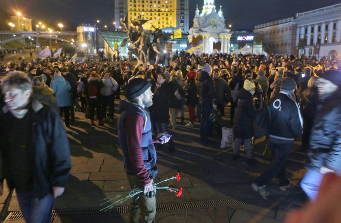 Mensen komen samen op het Onafhankelijkheidsplein in Kiev om de doden van de Oekraïense revolutie in februari 2014 te herdenken.