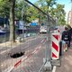 Zinkgat in kade Lijnbaansgracht, straat afgezet voor onderzoek: ‘Het is een diepe leegte, echt krankzinnig’