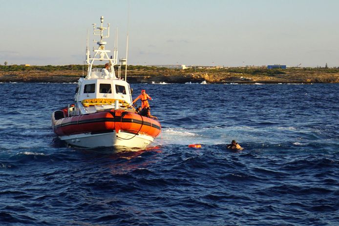 Een man die van boord sprong wordt opgepikt door de Italiaanse kustwacht.
