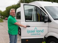 Brandschone shuttlebus vervoert bezoekers en patiënten (zelfs in rolstoel) naar het IJsseland