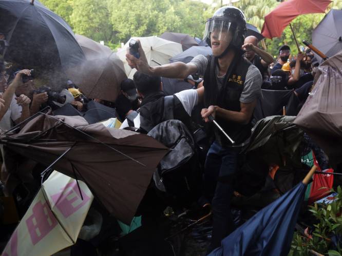 Grimmig protest in Hongkong: betogers gooien met paraplu’s, politie antwoordt met pepperspray