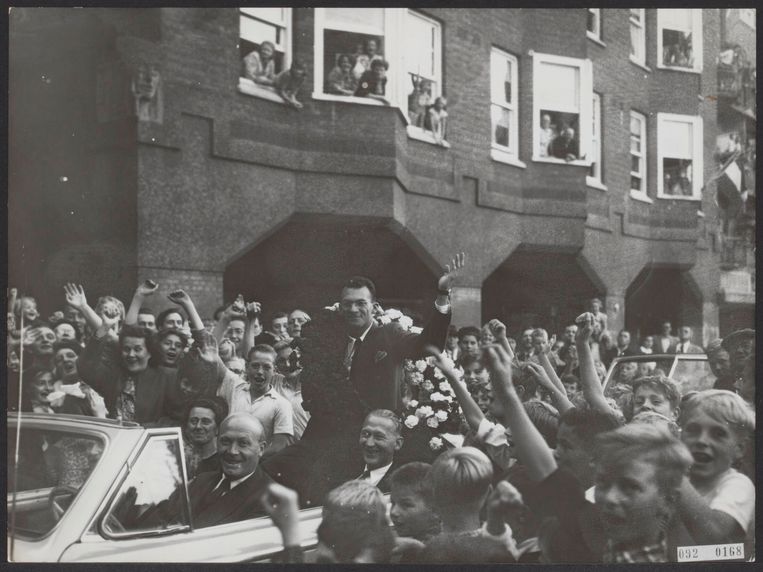 De huldiging van Piet van Heusden in Amsterdam, nadat hij in Parijs wereldkampioen was geworden op de baan in de discipline achtervolging, 1952. Beeld Nationaal Archief