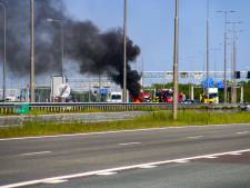 Metershoge vlammen bij autobrand op A1 bij Apeldoorn