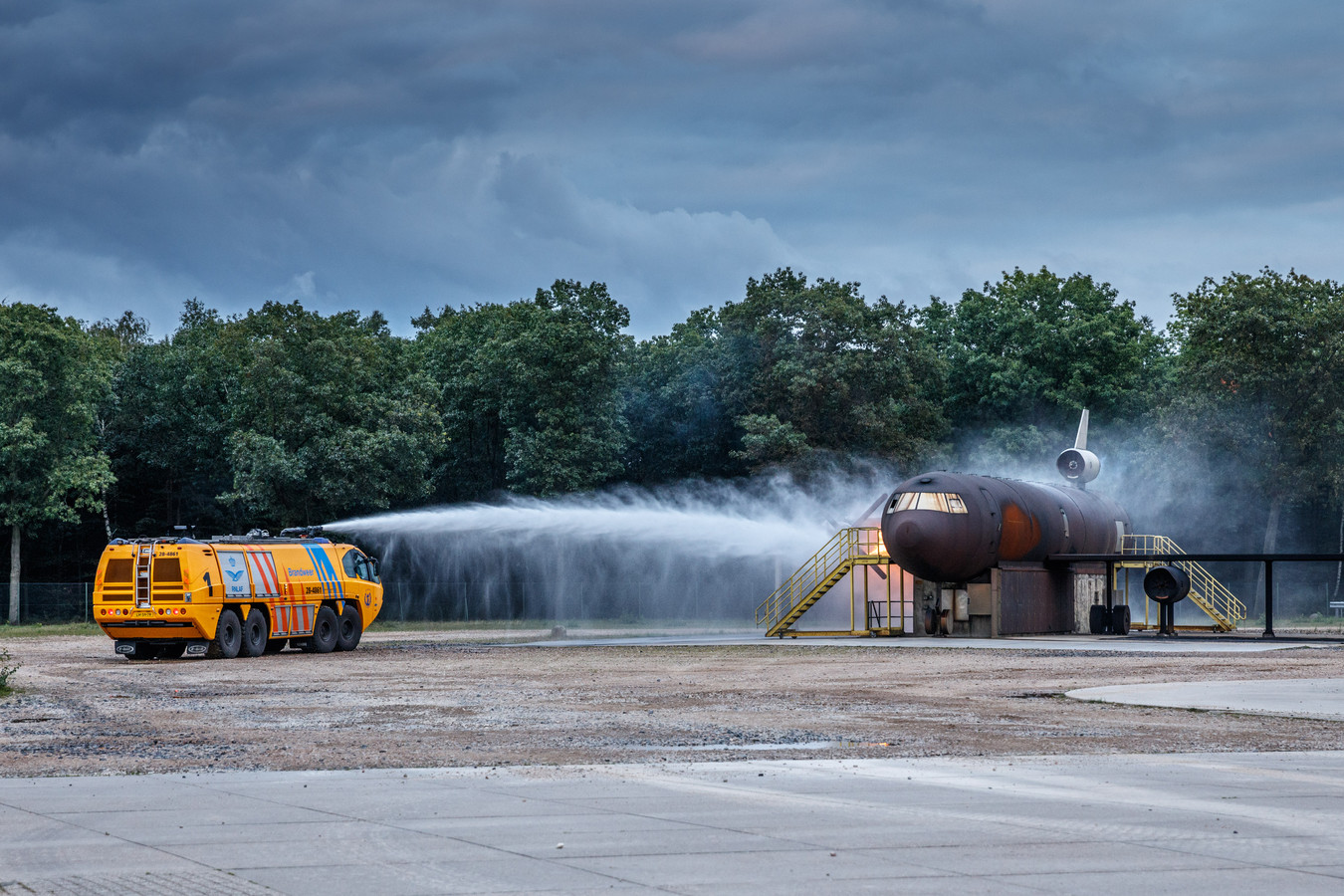 Blussen bij de buren, brandweer vliegbasis Woensdrecht helpt Aviolanda