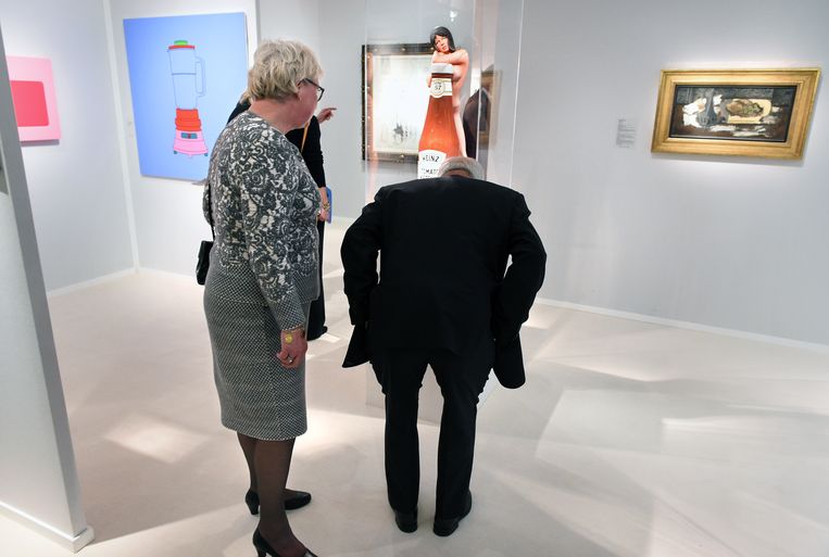 Kijkend naar kunst op de kunstbeurs Tefaf in Maastricht (2019).  Beeld Marcel van den Bergh/de Volkskrant