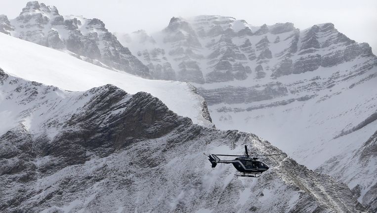 Een helikopter met reddingswerkers vliegt over de crashsite van de Duitse Airbus. Beeld epa
