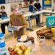 Uitdelen maaltijden op scholen met veel armoede lijkt te werken, kabinet zet in op uitbreiding