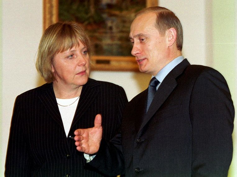 Angela Merkel en Poetin, februari 2002. ‘Er was affiniteit tussen hen, begrip voor elkaar.’ Beeld BELGAIMAGE