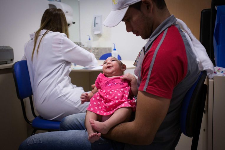 Ana Beatriz heeft het zika-virus, ze wordt vastgehouden door haar vader tijdens een medisch onderzoek, in Recife, Brazil Beeld anp