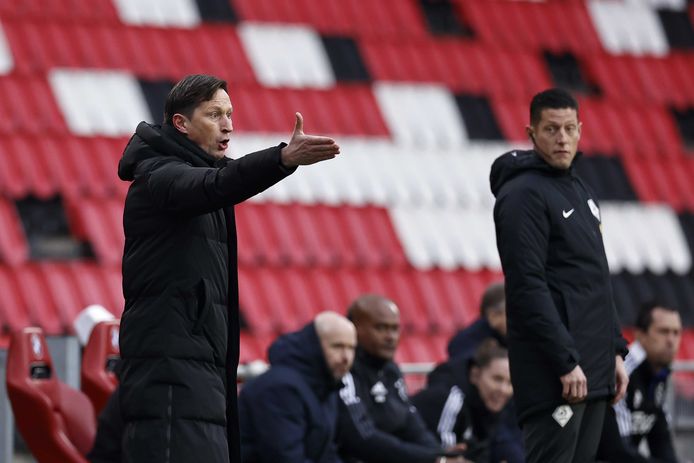 Roger Schmidt (links) windt zich op. Vierde official Jeroen Manschot kijkt toe.