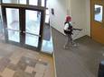 Casquette rouge vissée sur la tête, l’assaillante est entrée en milieu de matinée dans une petite école chrétienne privée de la capitale du Tennessee, “The Covenant School”, munie de deux fusils d’assaut et d’un pistolet, en tirant à travers une porte en verre