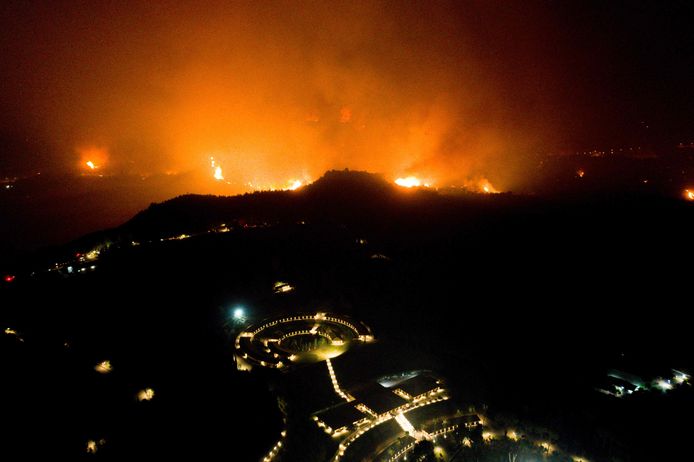 Un feu de forêt s'approche de l'Académie olympique dans l'ancienne Olympie, dans l'ouest de la Grèce, le 4 août 2021.