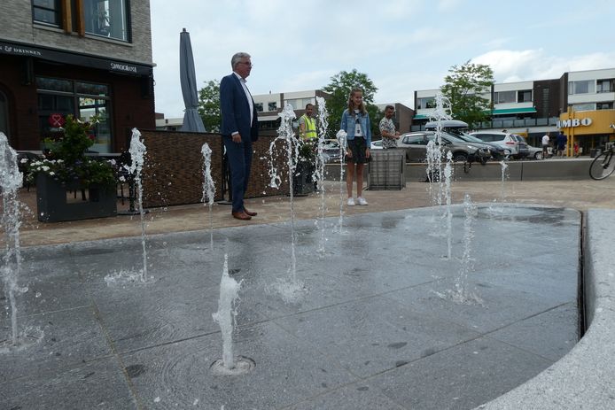 De nieuwe fontein is in gebruik op het Mercuriusplein. Madelif Houtman (kinderburgemeester) en wethouder Mathijssen zetten de kraan aan.