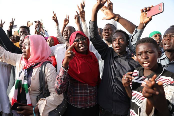 Demonstranten en familieleden van gevangenen demonstreren aan de Houda-gevangenis in Khartoum.