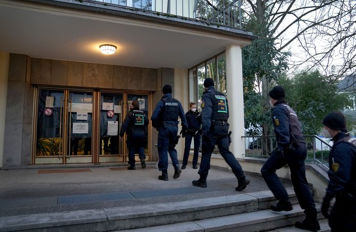 Politie aan de universiteitscampus.