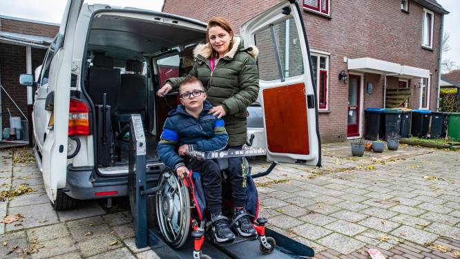 Deventer carwash stopt euro per wasbeurt in nieuwe rolstoelbus voor Hayden (10): ‘Hij wordt vergeten en dat kon ik niet langer aanzien’