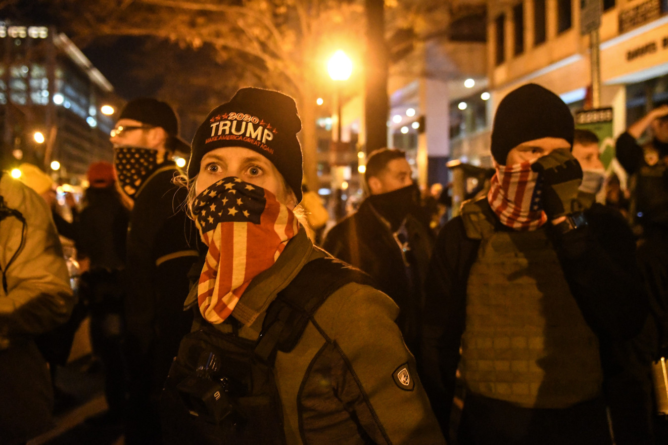 Une femme avec les Proud Boys porte un bandana du drapeau américain lors d'une manifestation le 12 décembre 2020 à Washington, DC.