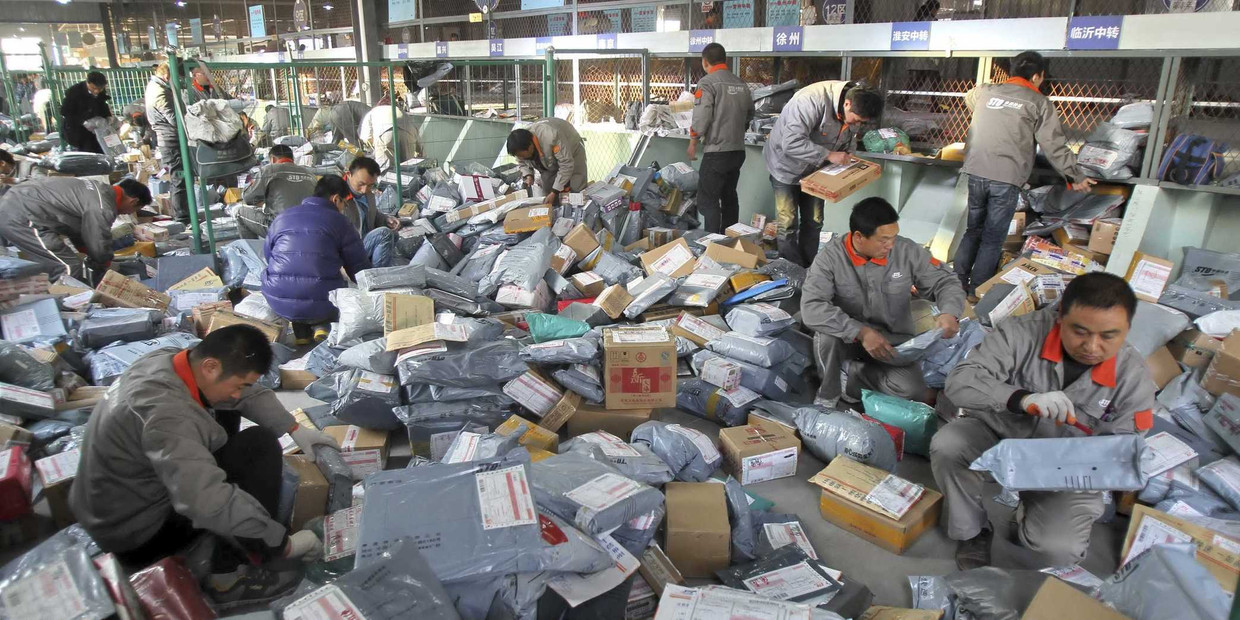 Chinese werkers sorteren de miljoenen bestellingen. Beeld reuters