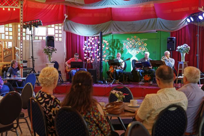 Optreden van Encore in de spiegeltent Bon Salon op Park Stapelen.