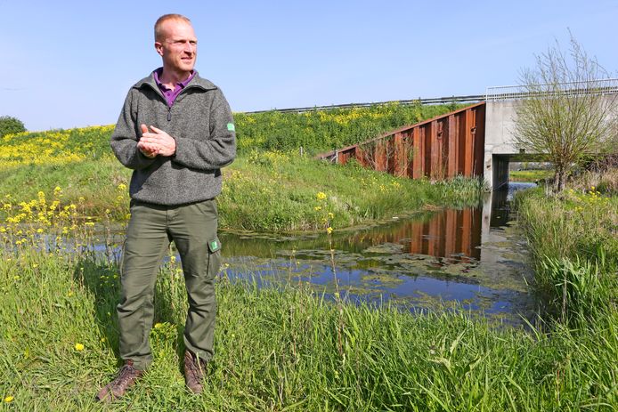 Boswachter Peije 't Lam bij de faunapassage onder de A12 nabij Nieuwerbrug.