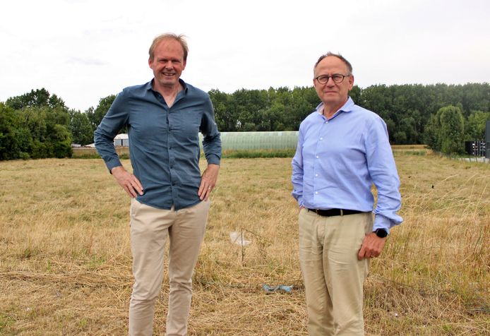 Gedelegeerd bestuurder Dirk D’Hulster (links) en voorzitter Raf Jacxsens bij de grond waar de nieuwbouw zal komen.