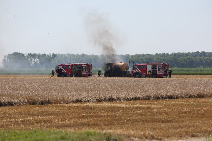 Landbouwvoertuig in brand in Kruisland.