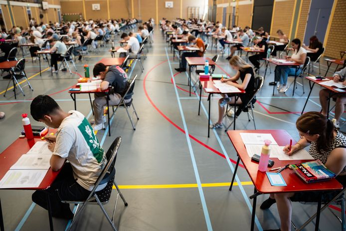 Eindexamenleerlingen tijdens hun examen.