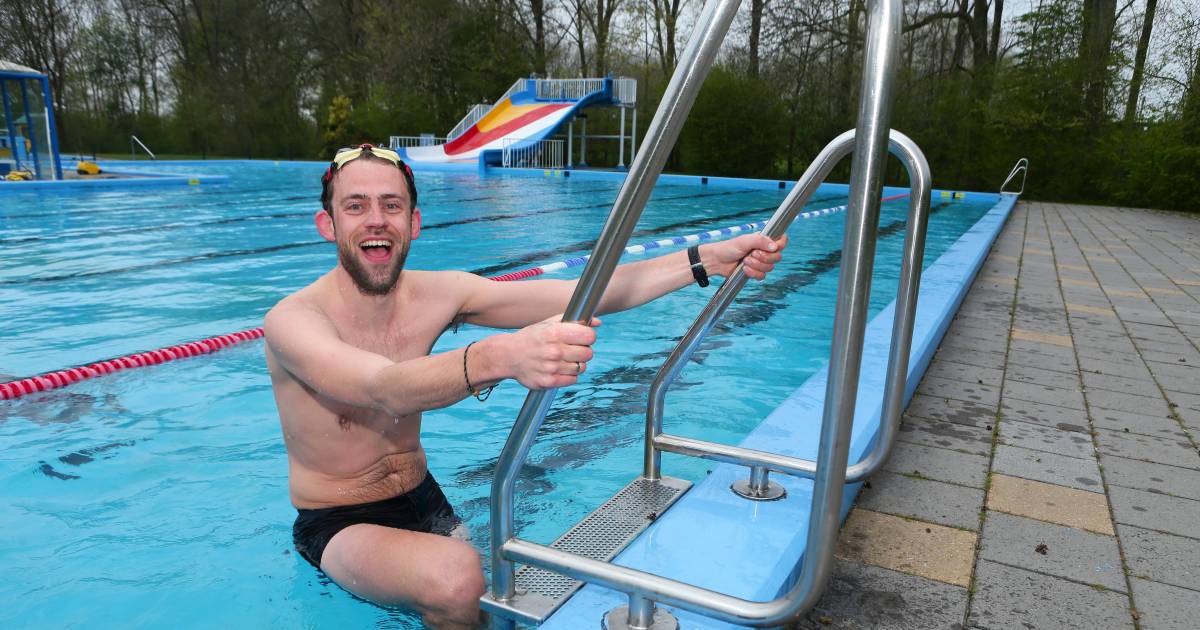 Wat een bikkel Coen nam als eerste een duik in het Gorcums buitenbad