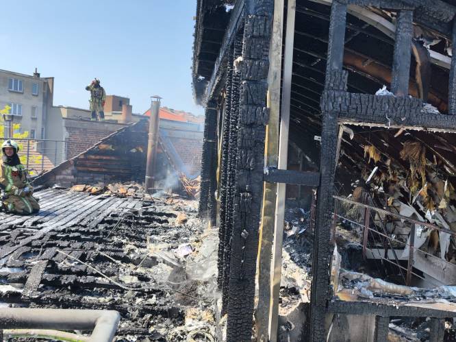 Tramverkeer tijdlang onderbroken door zware dakbrand
