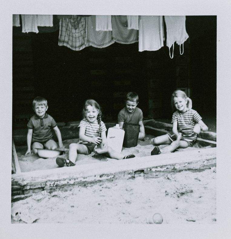 Mieke Verlinden (rechts) met haar zus en broers in de zandbak op de binnenkoer van de brouwerij. Beeld Thomas Sweertvaegher