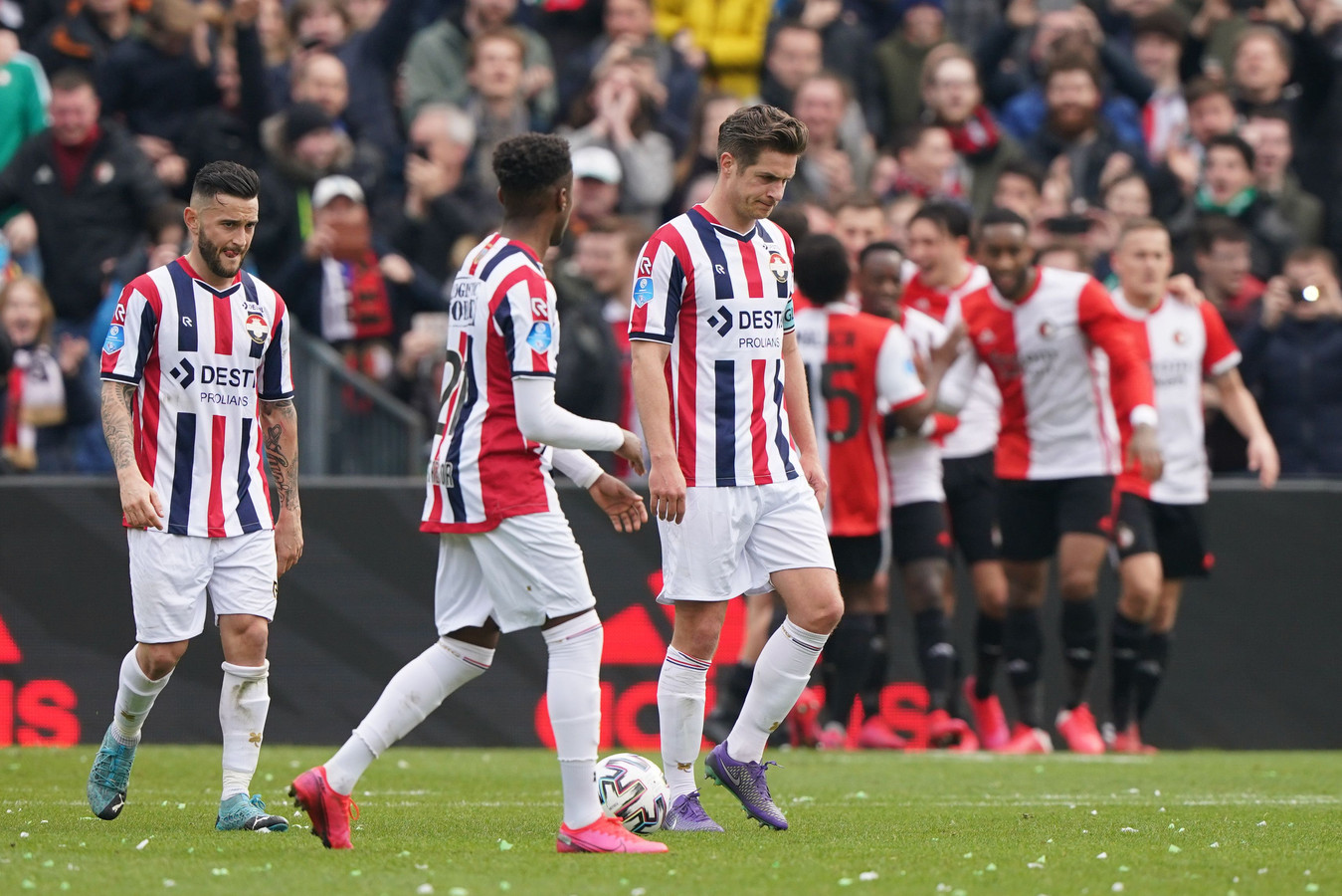 Tandeloos Willem II onderuit bij Feyenoord | Foto | bd.nl