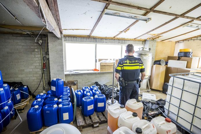 Politie doet onderzoek bij de Hoogbosweg in Nederweert. Ze heeft daar naar eigen zeggen de grootste en professioneelste productielocatie van methamfetamine ooit in Nederland aangetroffen.