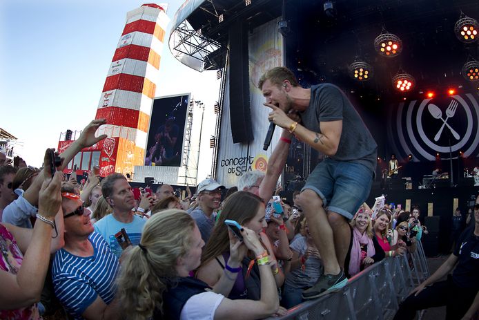 De Nederlandse band Chef' Special met leadzanger Joshua Nolet treedt op tijdens de 10e editie van Concert at Sea.