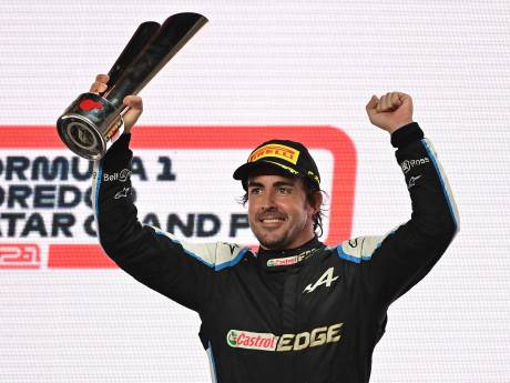 Alonso (40) glimt van oor tot oor na eerste podiumplek in zeven jaar