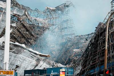 KIJK. Gevel van historisch beursgebouw Kopenhagen stort in na verwoestende brand