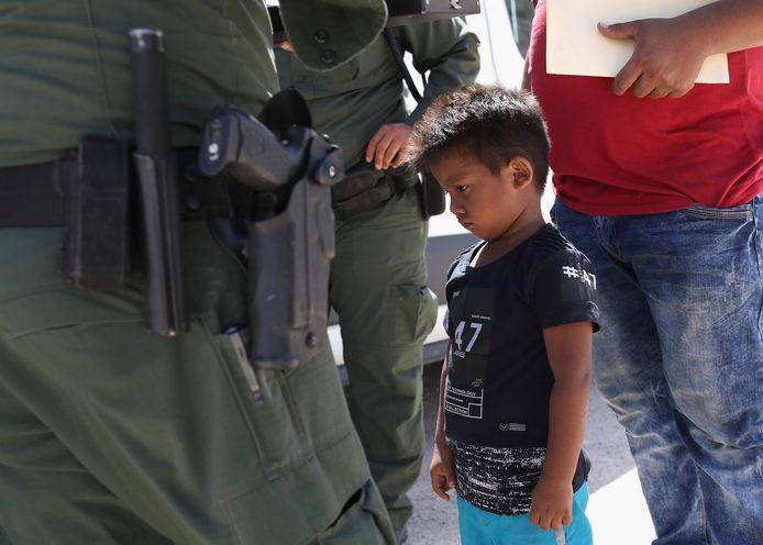 12 juni: een kleine jongen en zijn vader worden aan de grens met Mexico in Mission, Texas opgepakt. De vader wordt vervolgd voor het plegen van een misdrijf, de jongen gaat apart naar een opvangcentrum voor kinderen. Dat is in het kort de nieuwe, strikte, toepassing van de immigratiewetten.